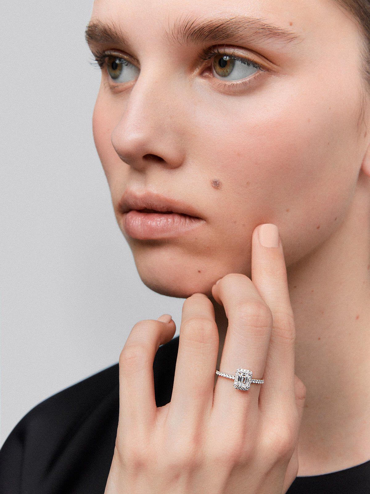 18K white gold engagement solitaire ring with diamonds Suarez