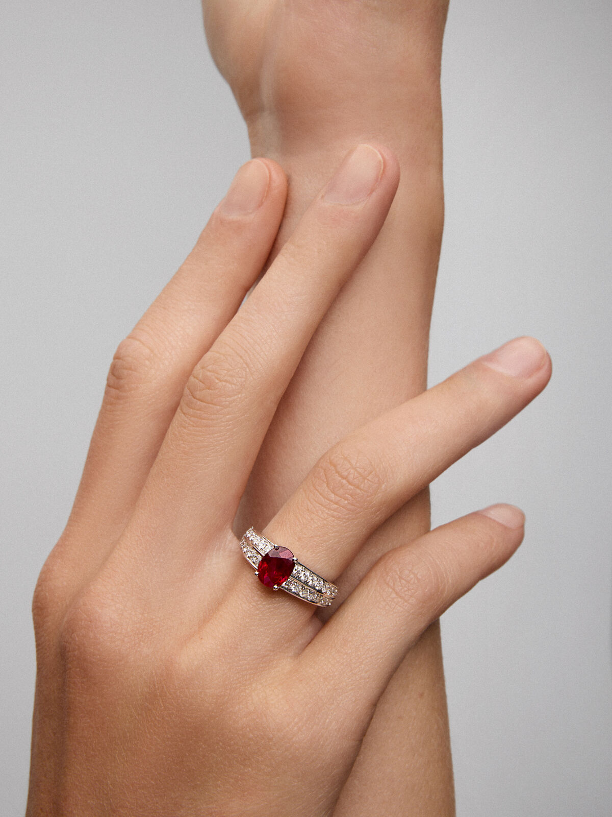 18K white gold ring with oval cut pigeon blood ruby of 1.489 cts and 32 brilliant cut diamonds with a total of 0.57 cts Suarez