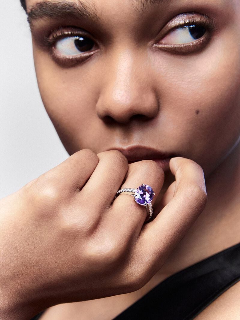18K white gold ring with oval-cut purple amethyst of 3.51 cts and 14 brilliant-cut diamonds with a total of 0.32 cts image number 3