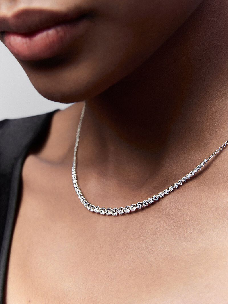 18k white gold pendant necklace with 1.93cts diamonds image number 3