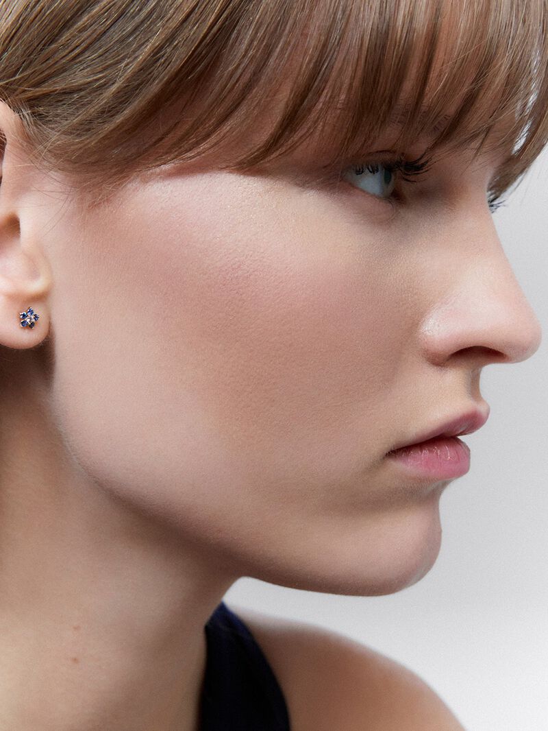 18K rose gold earrings with brilliant-cut blue and pink sapphires in the shape of a flower image number 2