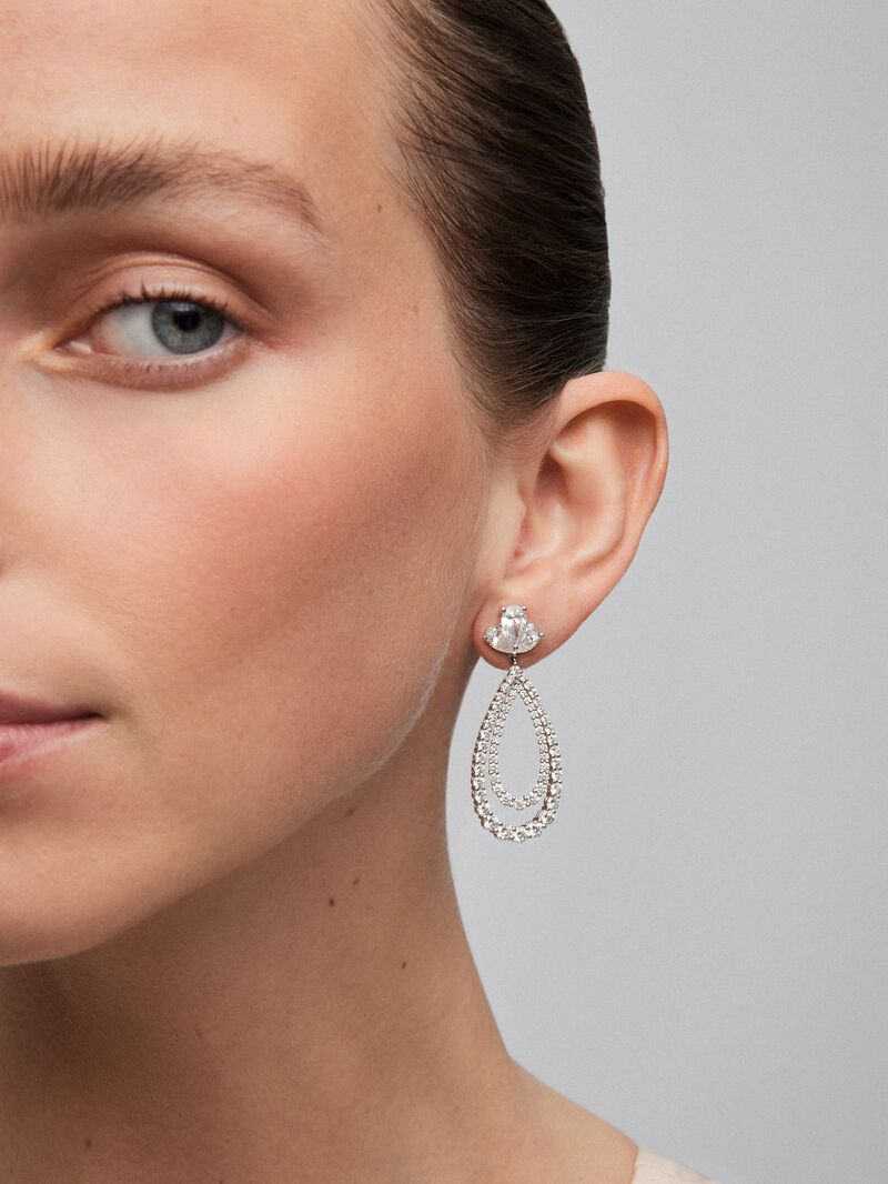 18K white gold earrings with 120 brilliant-cut diamonds with a total of 4.49 cts and 6 pear-cut diamonds with a total of 3.42 cts image number 3