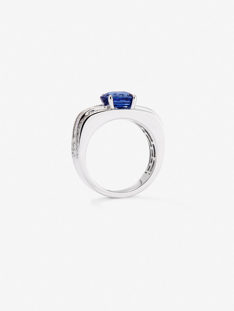 18K White Gold Ring with Royal Blue Sapp image number 4