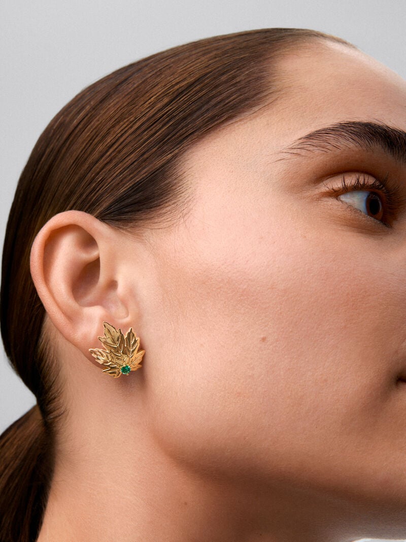 18K yellow gold earrings with two central brilliant-cut emeralds totaling 0.33 cts, in a maple leaf design. image number 3