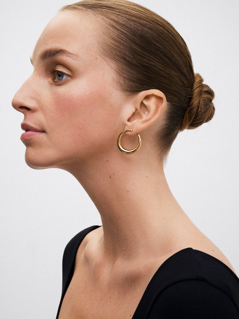 Large smooth hoop earrings in 18K yellow gold with diamond. image number 1