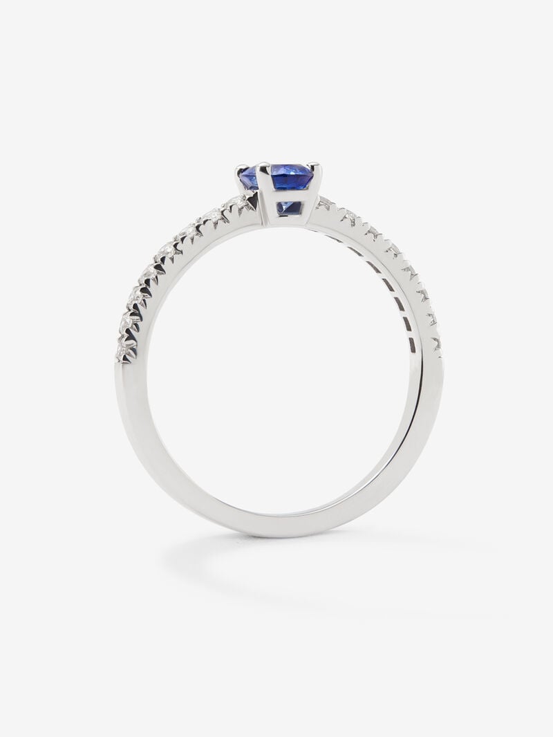 18K white gold ring with oval sapphire of 0.63 cts and 16 brilliant-cut diamonds with a total of 0.21 cts image number 2