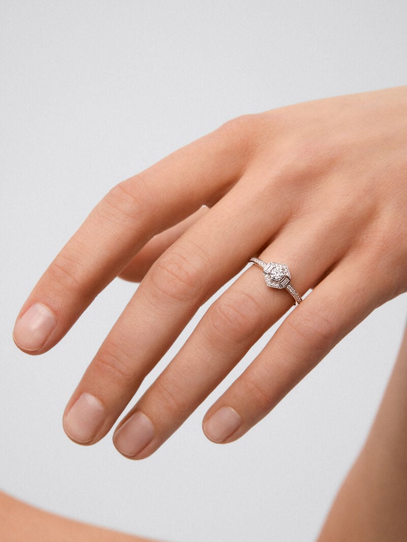 18K white gold ring with a 0.2 ct brilliant-cut central diamond; 2 in baguette cut with a total of 0.05 cts and 38 in brilliant cut with a total of 0.12 cts image number 3