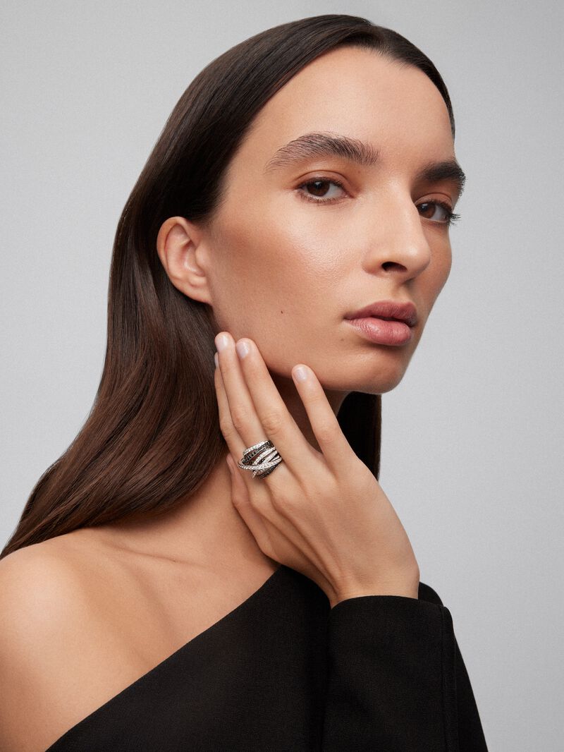 18K white gold multi-arm ring with 111 brilliant-cut white diamonds with a total of 2.67 cts and 74 brilliant-cut black diamonds with a total of 1.15 cts image number 3