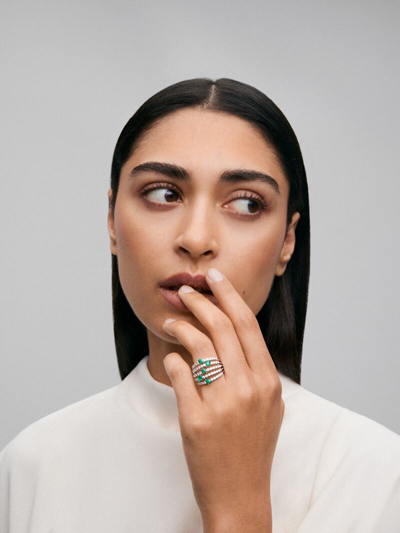 18K white gold ring with 60 brilliant-cut diamonds with a total of 1.02 cts and 5 pear-cut green emeralds with a total of 0.92 cts image number 3