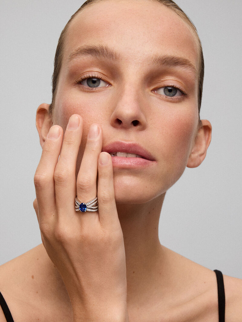 18K white gold multi-arm ring with oval-cut blue sapphire of 2.47 cts and brilliant-cut diamonds with a total of 1.09 cts image number 1