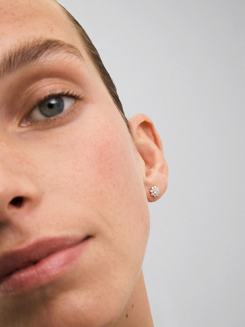 18K white gold earrings with 18 brilliant-cut diamonds with a total of 0.57 cts in the shape of a star image number 1