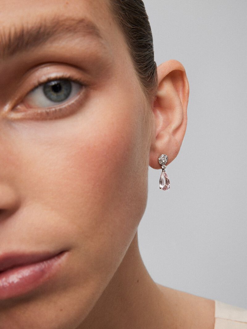 18K white gold earrings with 2 pear-cut morganites with a total of 2.42 cts and 16 brilliant-cut diamonds with a total of 0.37 cts image number 5