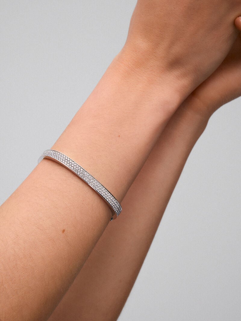 18K White Gold Rigid Bracelet with Brilliant-Cut Pavé Diamonds image number 3