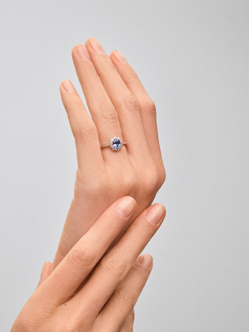 18K white gold ring with 0,82 cts oval-cut royal blue sapphire and brilliant-cut diamonds totaling 0,32 cts image number 3