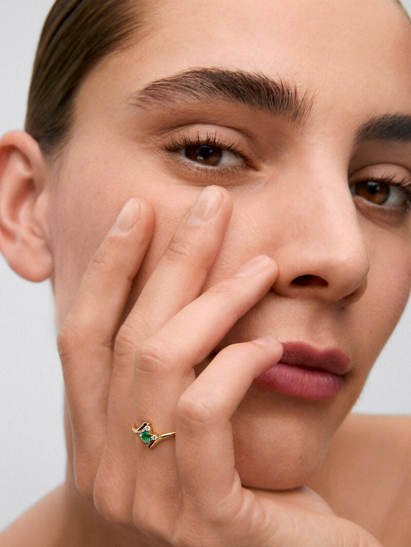 18K yellow gold ring with brilliant-cut green emerald of 0.088 cts and 4 brilliant-cut diamonds with a total of 0.08 cts image number 1