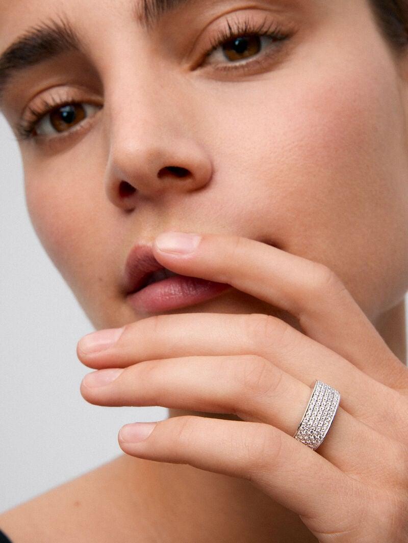 18K White Gold Ring with Brilliant-Cut Pavé Diamonds image number 3