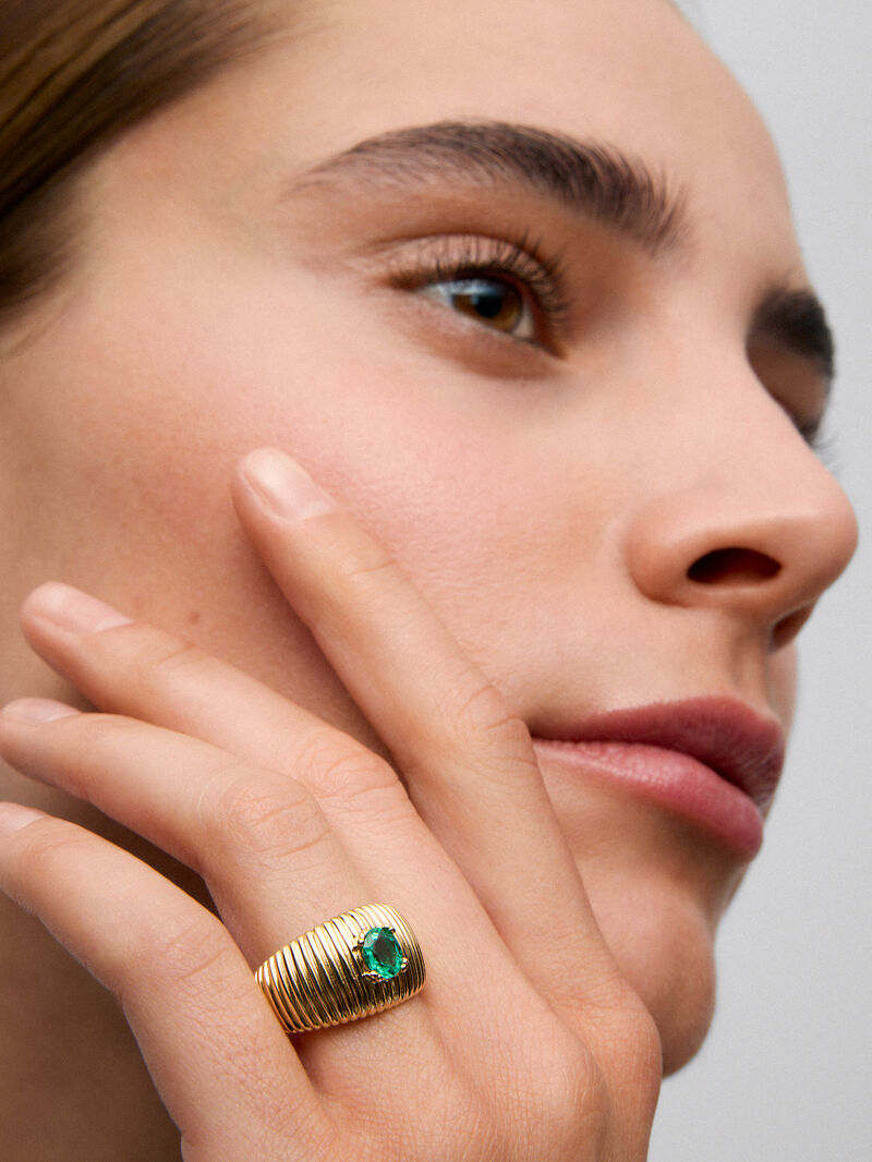 18K Yellow Gold Fluted Ring with Oval Cut Emerald image number 1