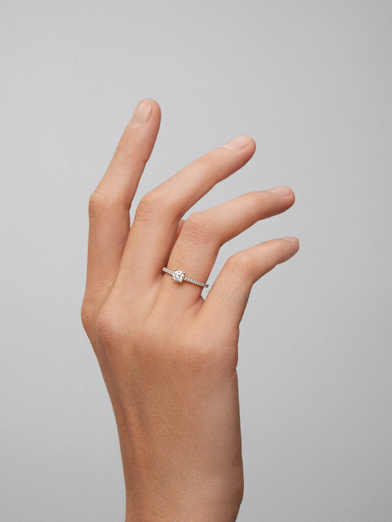 18K White Gold Commitment Ring with Diamonds image number 3