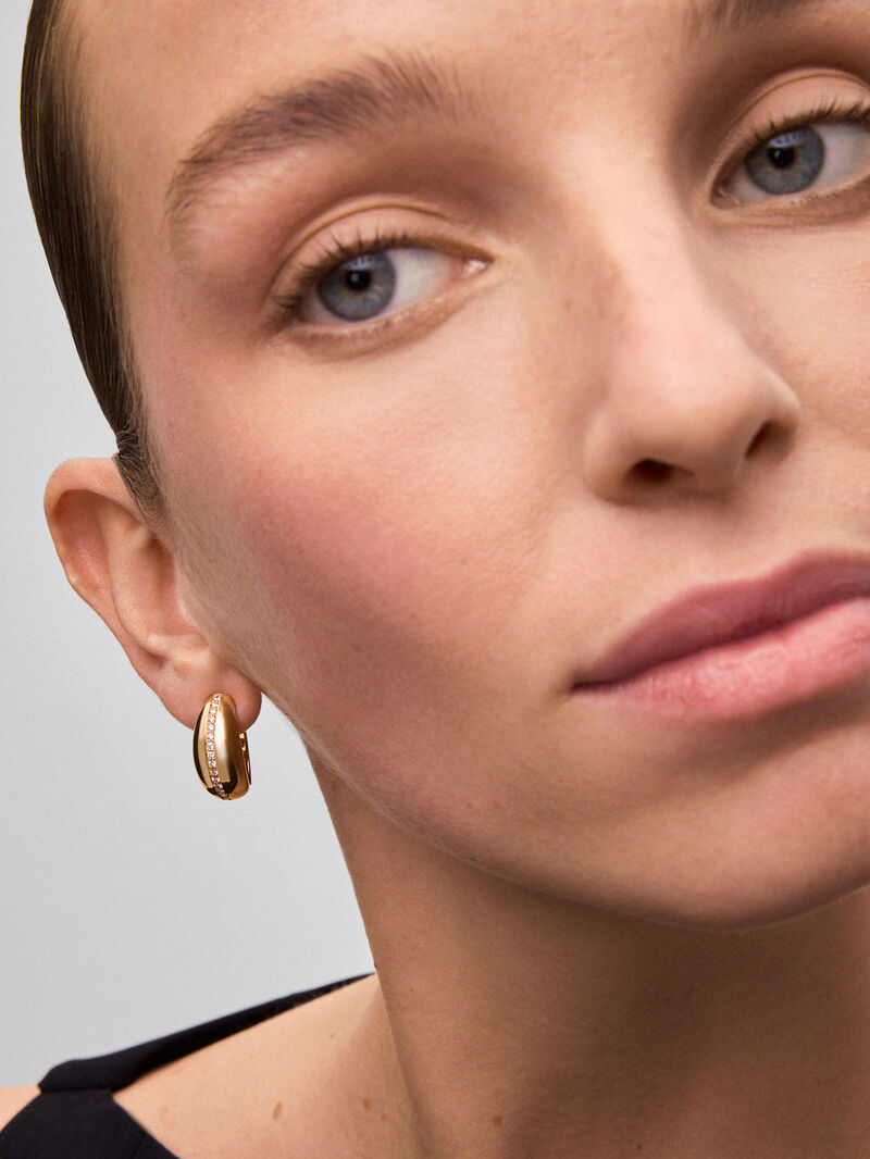 18K Yellow Gold Hoop Earrings with Brilliant-Cut Pavé Diamonds image number 3