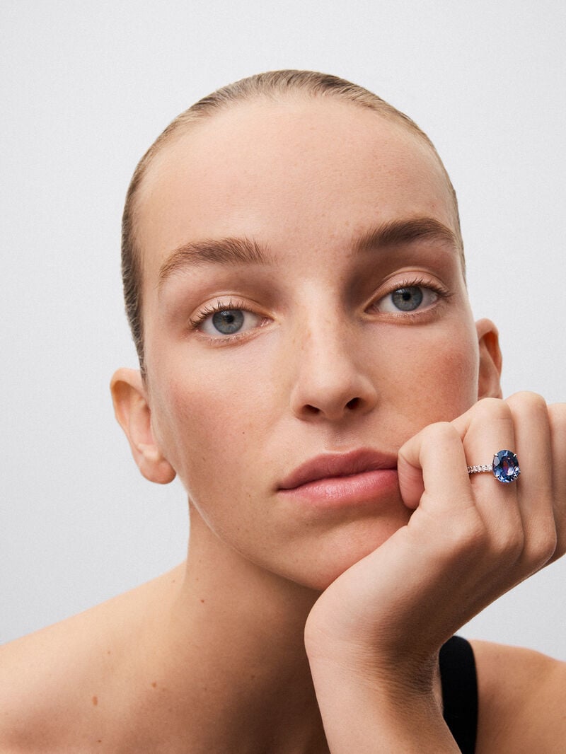 18K white gold ring with oval-cut purple amethyst of 4.35 cts and 12 brilliant-cut diamonds with a total of 0.29 cts image number 3