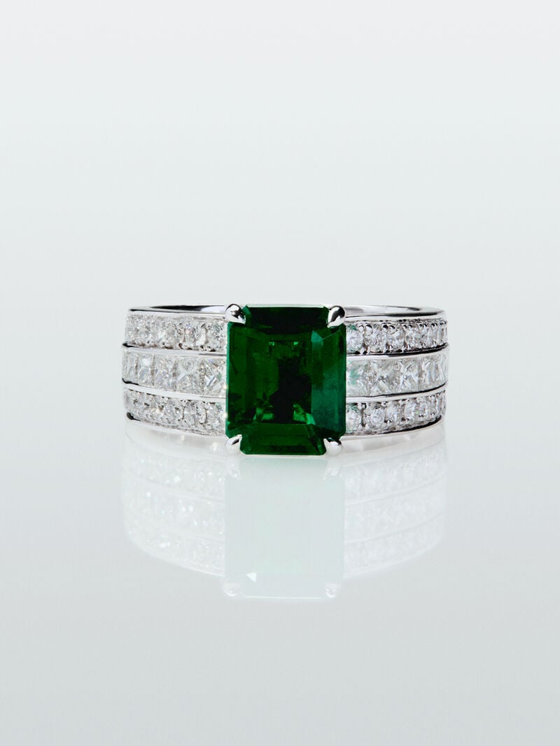 18K white gold ring with octagonal cut emerald of 2.522 cts, 44 brilliant cut diamonds with a total of 0.81 cts and 12 princess cut diamonds with a total of 0.76 cts image number 1