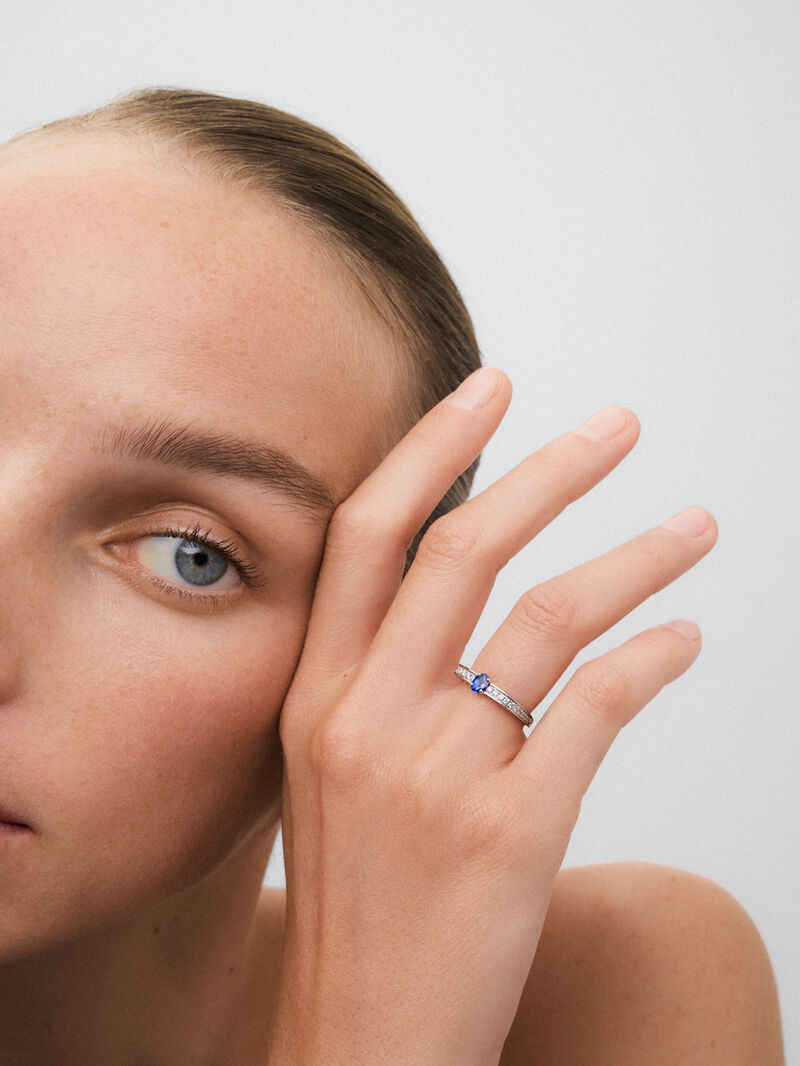 18K white gold ring with oval-cut blue sapphire of 0.44 cts and 22 brilliant-cut diamonds with a total of 0.16 cts image number 3