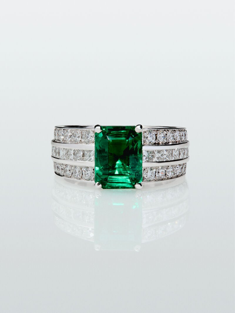 18K white gold ring with octagonal cut emerald of 3.07 cts, 32 brilliant cut diamonds with a total of 0.72 cts and 18 princess cut diamonds with a total of 0.78 cts image number 1