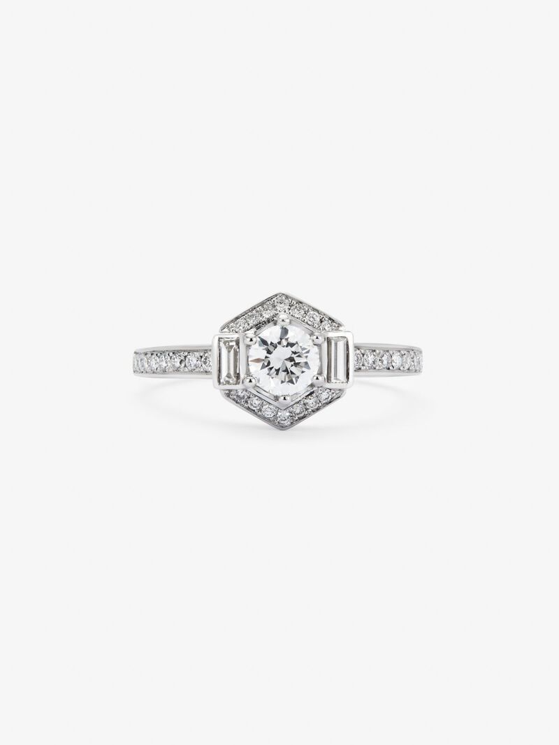 18K white gold ring with central brilliant-cut diamond of 0.4 cts and border with 2 baguette-cut diamonds with a total of 0.14 cts and 30 brilliant-cut diamonds with a total of 0.19 cts image number 2