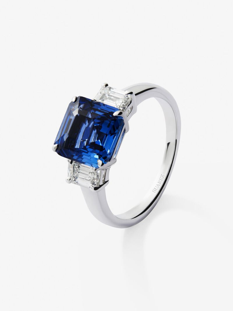 18K white gold triple ring with emerald-cut blue sapphire of 4.07 cts and 2 emerald-cut diamonds with a total of 0.81 cts image number 0