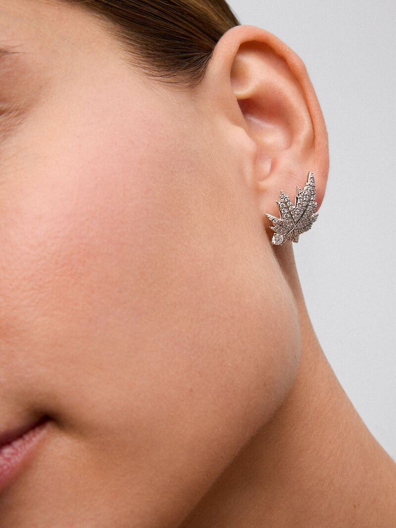18K white gold earrings with two central diamonds totaling 0.26 cts, diamond pavé, and a maple leaf design. image number 2