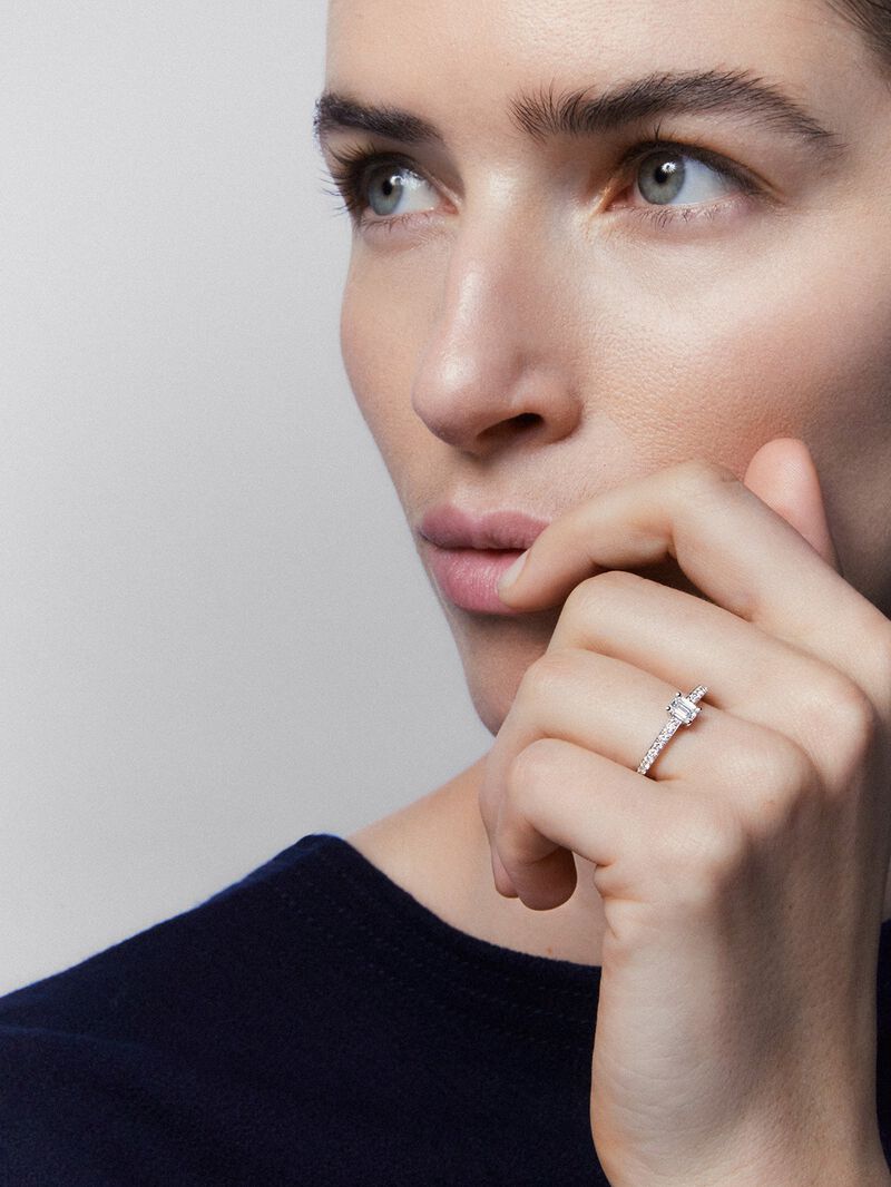 18K white gold solitaire ring with central emerald-cut diamond of 0.3 cts and 26 brilliant-cut diamonds with a total of 0.13 cts image number 1