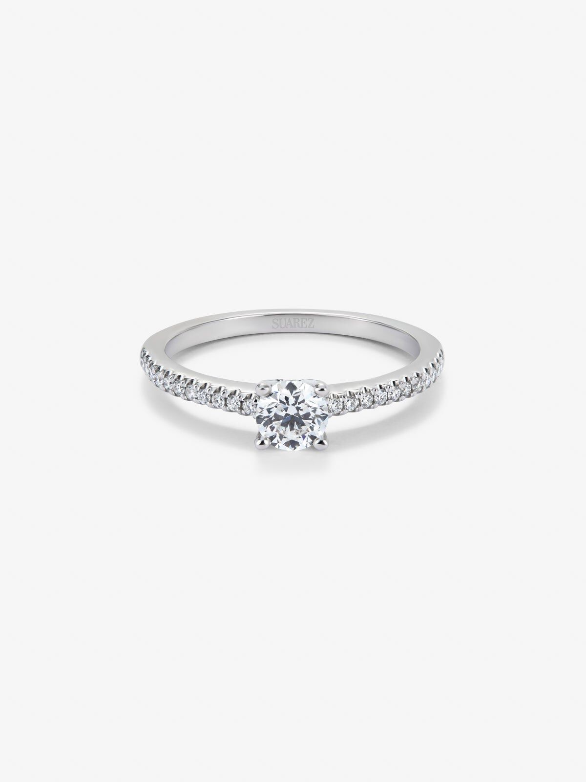 Anillo solitario de compromiso de oro blanco de 18K con diamantes Suarez