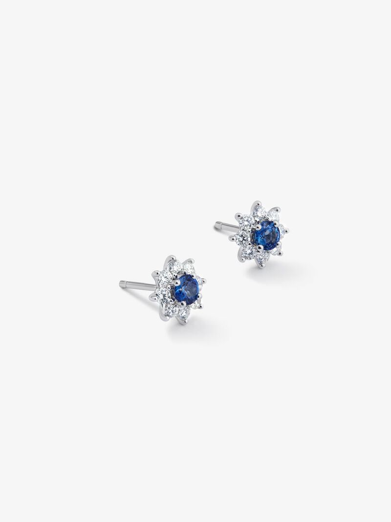 Star-shaped earrings in 18K white gold with 2 brilliant-cut blue sapphires with a total of 0.62 cts and 16 brilliant-cut white diamonds with a total of 0.77 cts image number 2