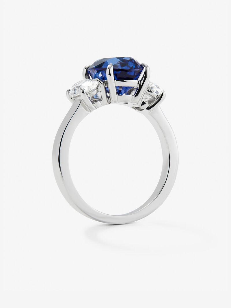 18K white gold triple ring with oval-cut royal blue sapphire of 4.05 cts and 2 oval-cut diamonds with a total of 1.05 cts image number 4