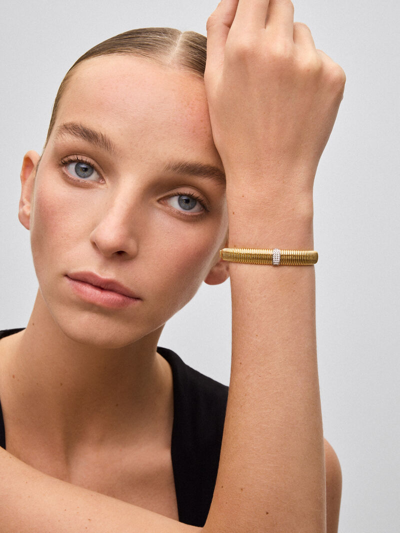 18K White and Yellow Gold Fluted Rigid Bracelet with Pavé Diamonds image number 1