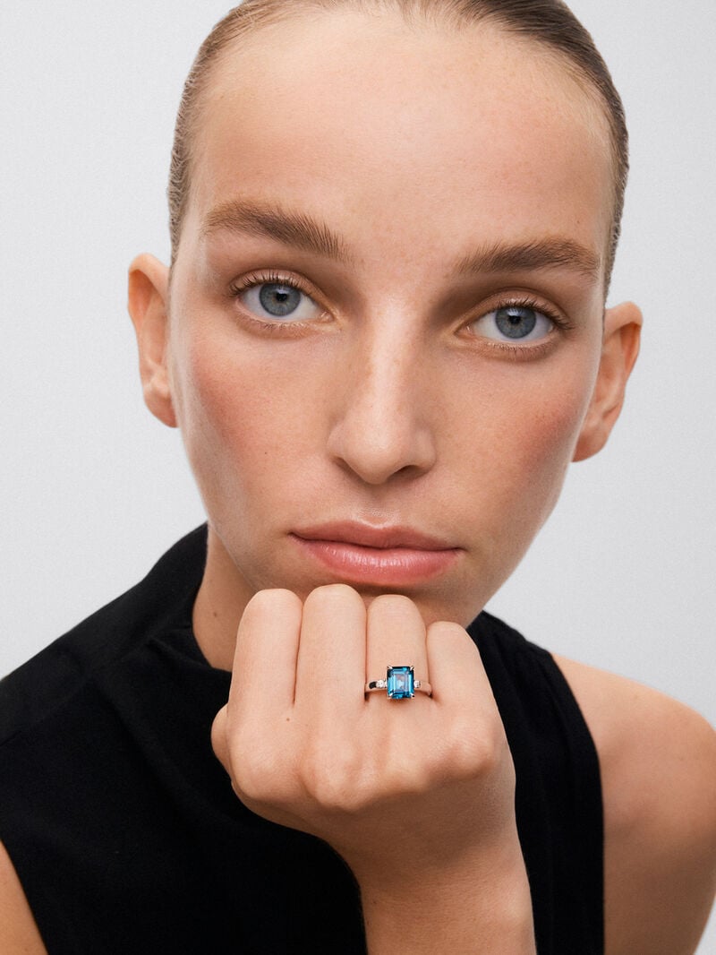 925 silver ring with emerald-cut London blue topaz of 3.74 cts and 2 brilliant-cut diamonds with a total of 0.09 cts image number 3