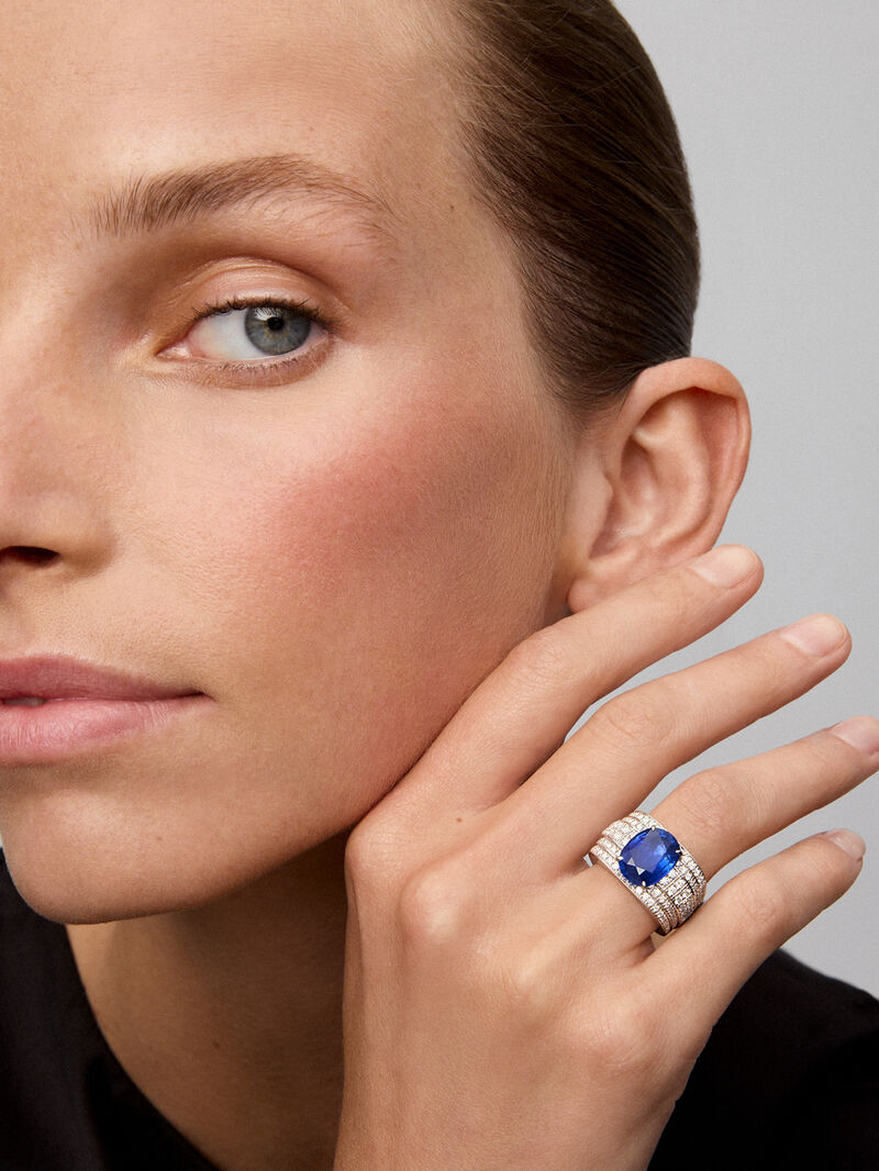 18K white gold ring with oval-cut royal blue sapphire of 5.515 cts and 190 brilliant-cut diamonds with a total of 1.26 cts image number 3