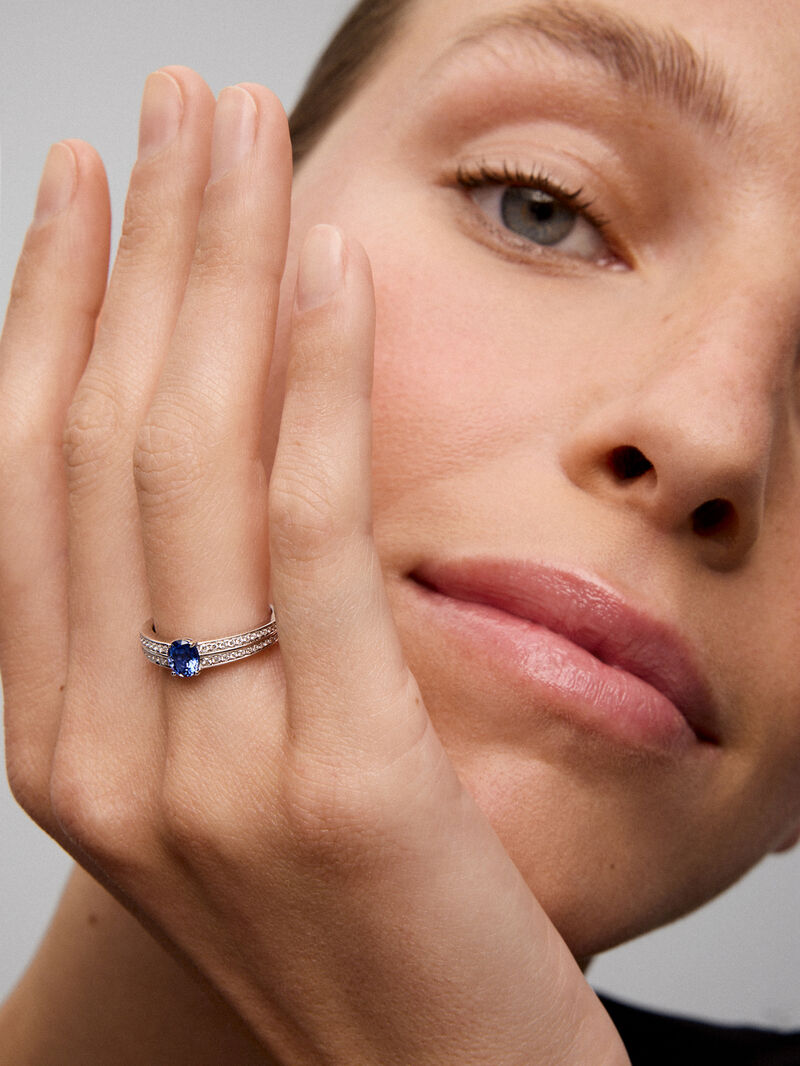 18K white gold ring with oval-cut blue sapphire of 0.62 cts and 56 brilliant-cut diamonds with a total of 0.2 cts image number 1