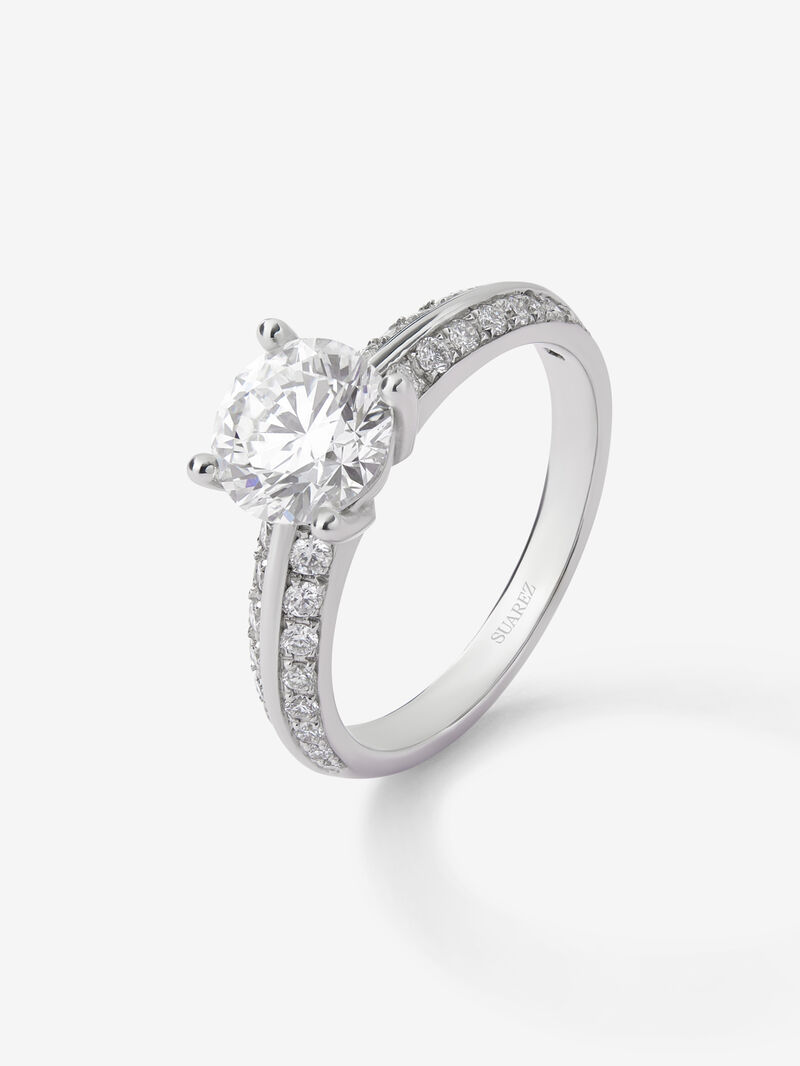 Solitaire ring in 18K white gold with a 1.5-carat central diamond and additional brilliant-cut diamonds totaling 0.33 cts image number 0