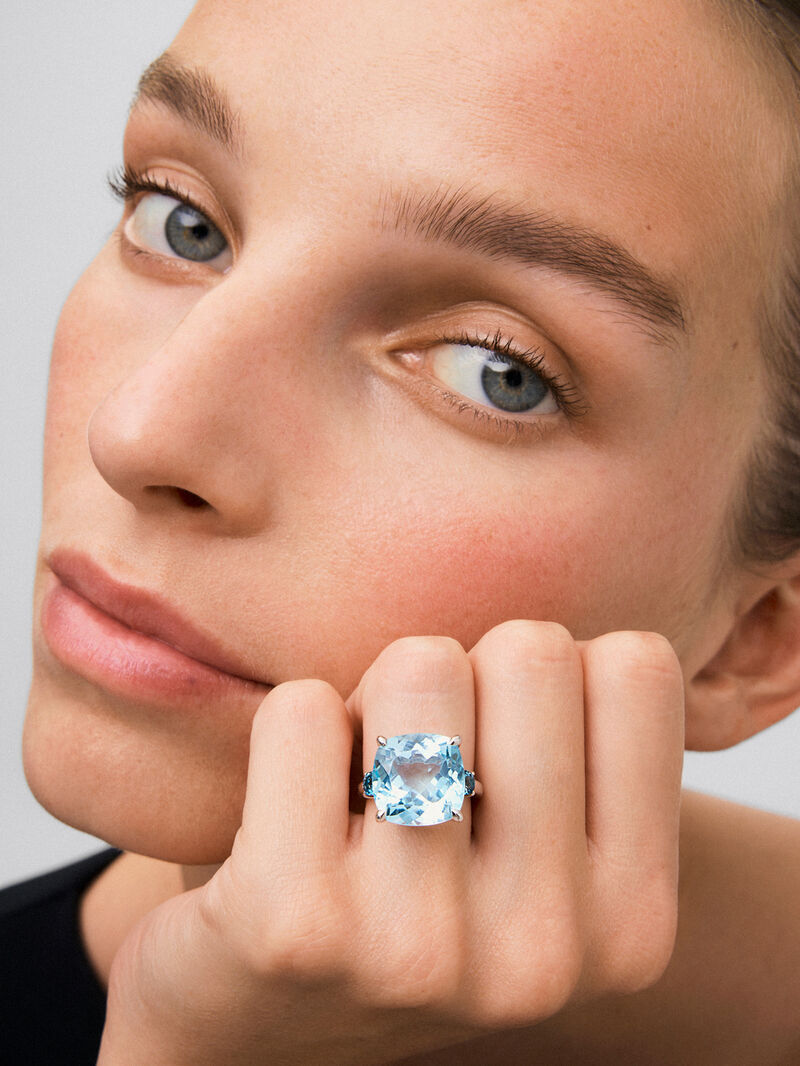 925 silver ring with cushion-cut sky blue topaz of 16.90 cts and 2 brilliant-cut London blue topazes with a total of 0.27 cts image number 1