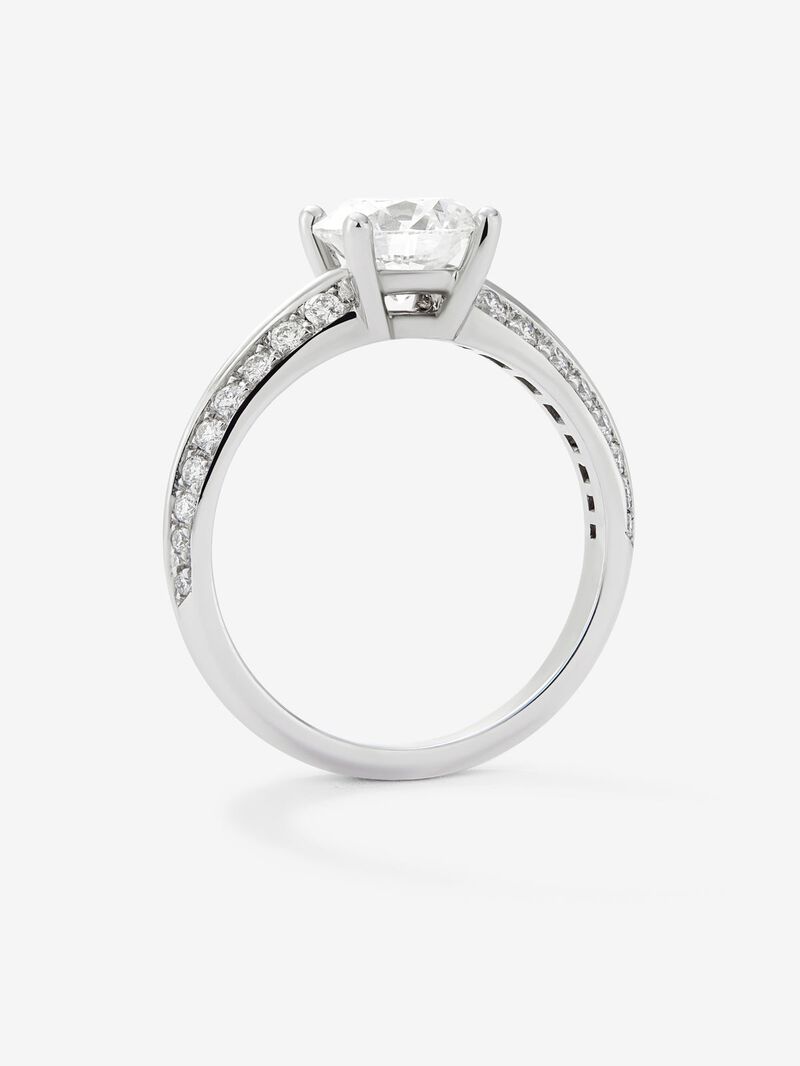 Solitaire ring in 18K white gold with a 1.5-carat central diamond and additional brilliant-cut diamonds totaling 0.33 cts image number 4