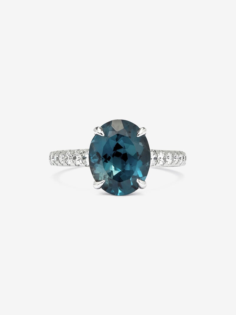 18K white gold ring with oval-cut London blue topaz of 4.25 cts and 14 brilliant-cut diamonds with a total of 0.32 cts image number 2