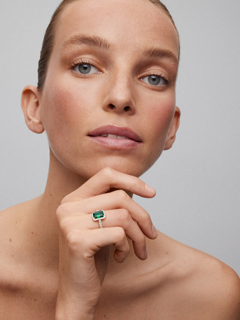 18K white gold ring with octagonal-cut green emerald of 2.2 cts and 38 brilliant-cut diamonds with a total of 0.43 cts image number 1
