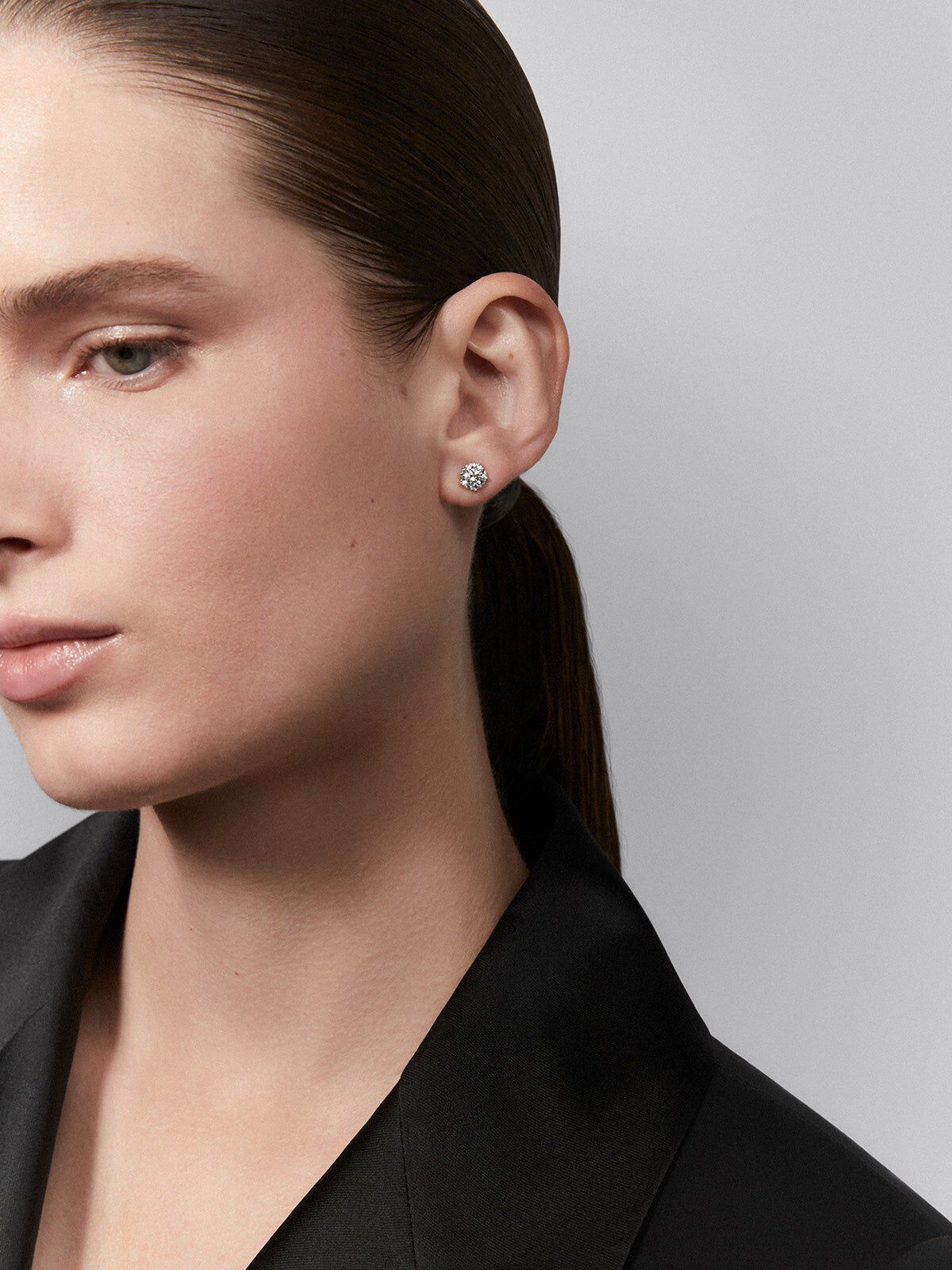 Pendientes solitarios de oro blanco de 18K con diamantes blancos en talla brillante de 2 cts Suarez
