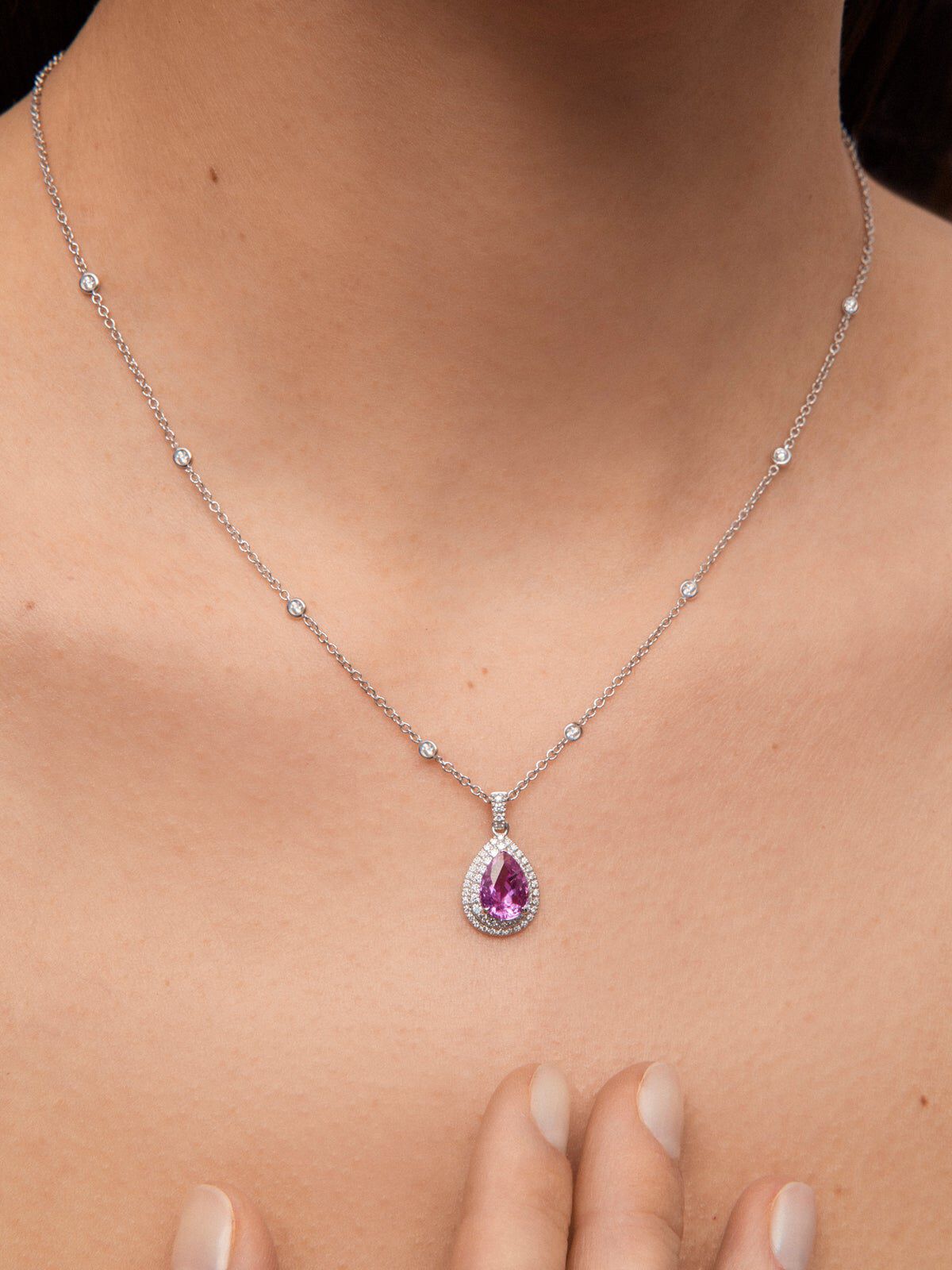18K white gold pendant with a pear cut vivid pink sapphire of 2.02 cts and 62 brilliant cut diamonds with a total of 0.43 cts Suarez