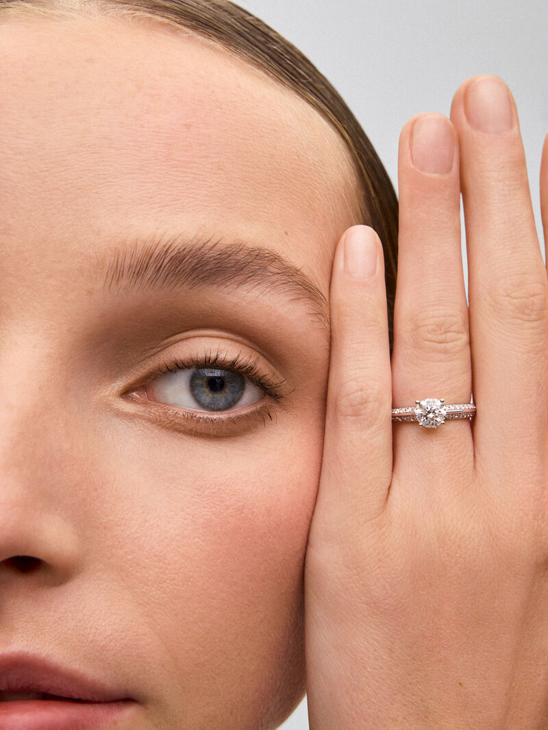 Solitaire ring in 18K white gold with a 1-carat central diamond and additional brilliant-cut diamonds totaling 0.33 cts image number 3