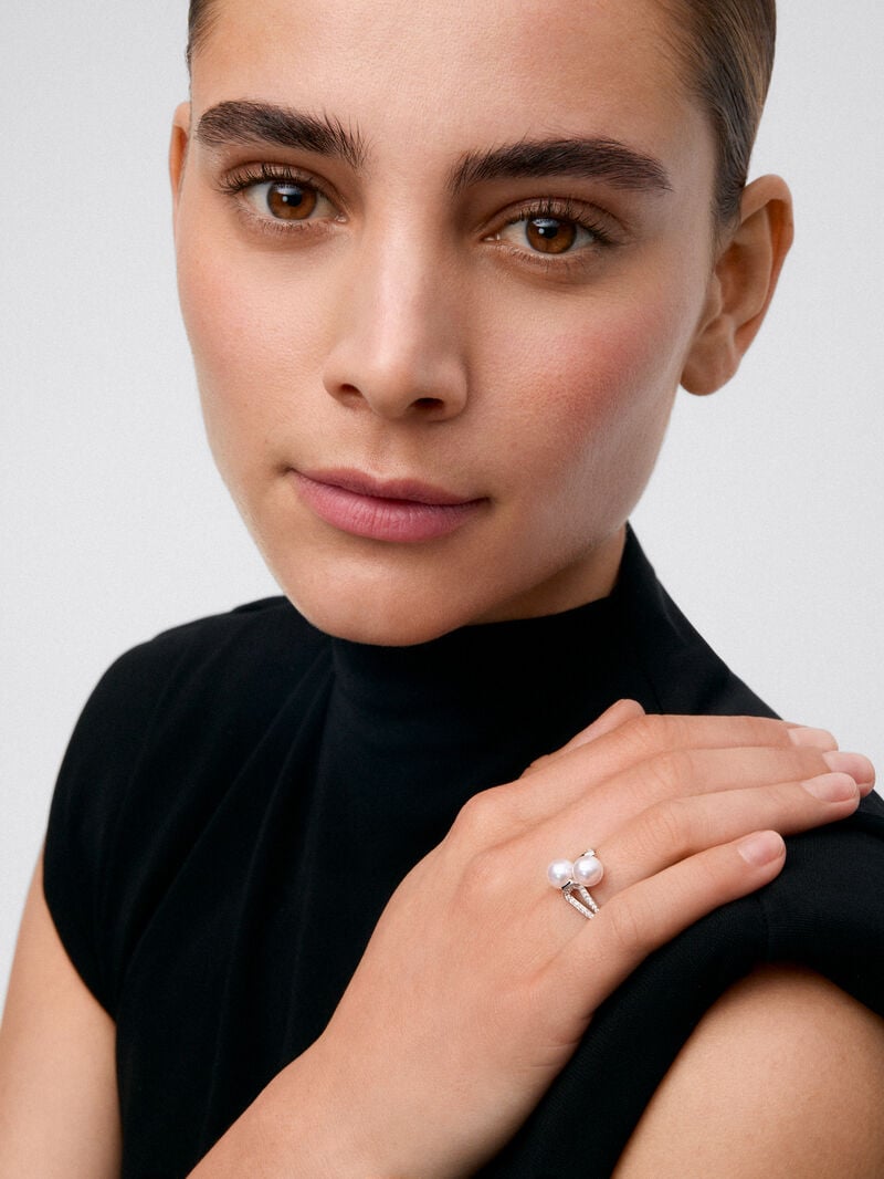 You and me ring in 18K white gold with 2 7mm Akoya pearls and 62 brilliant-cut diamonds with a total of 0.22 cts image number 1