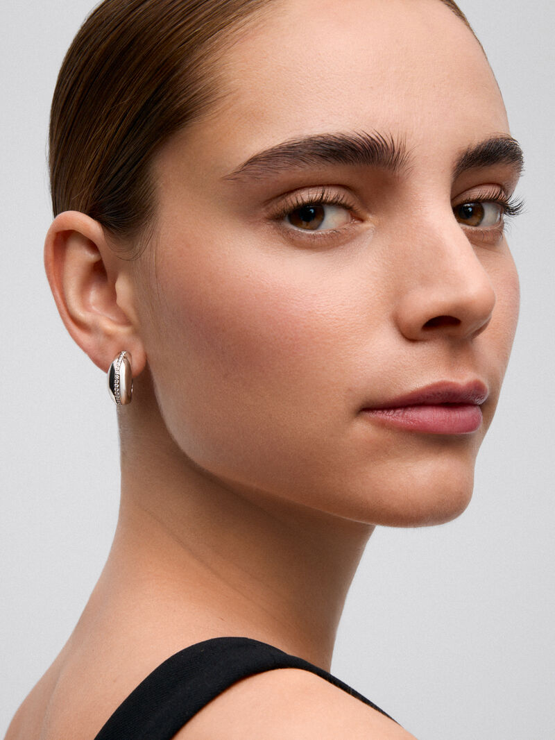 18K White Gold Hoop Earrings with Brilliant-Cut Pavé Diamonds image number 3