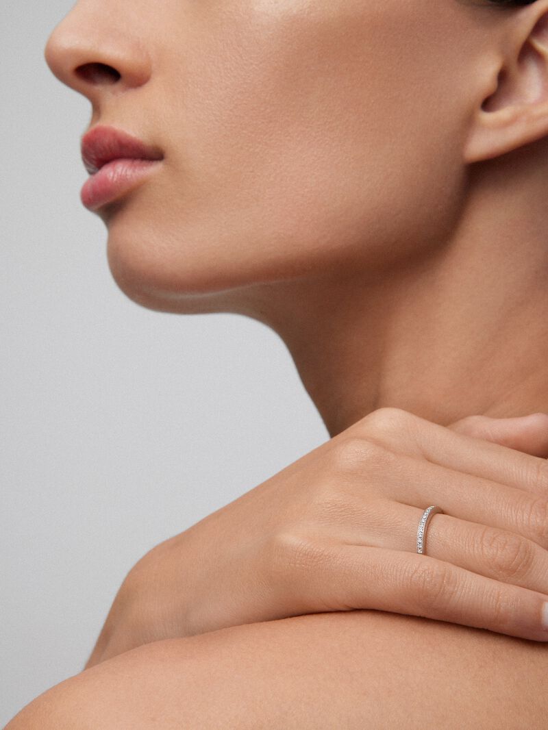 Half ring in 18K white gold with 19 brilliant-cut diamonds with a total of 0.1 cts image number 5