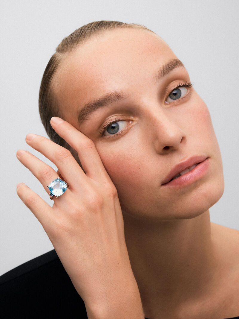 Three-ring silver ring with a central 16.90cts sky blue topaz stone and London blue topaz stones. image number 1